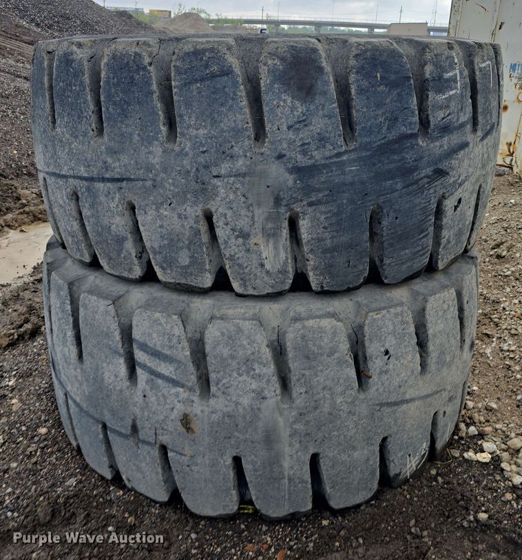 image for item EH8922 (4) 29.5R25 Bridgestone tires