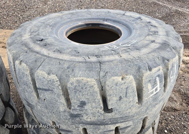 image for item EH8922 (4) 29.5R25 Bridgestone tires