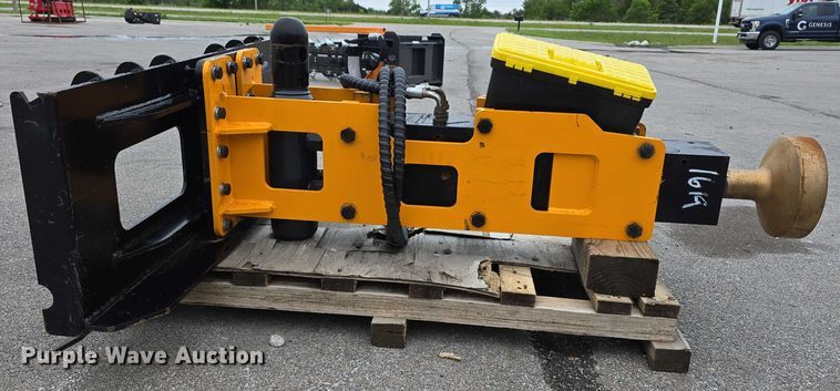 image for item EH8994 2024 GIYI 680 skid steer post driver