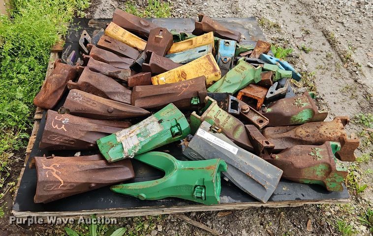 image for item EJ0005 Approximately 45 excavator bucket teeth