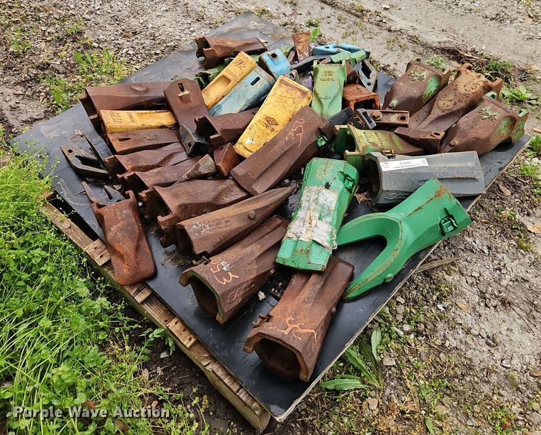 image for item EJ0005 Approximately 45 excavator bucket teeth