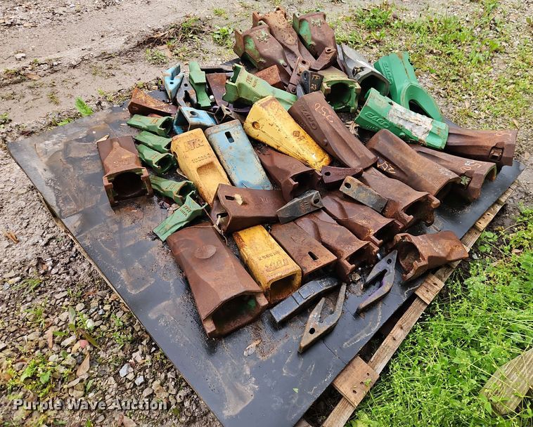 image for item EJ0005 Approximately 45 excavator bucket teeth