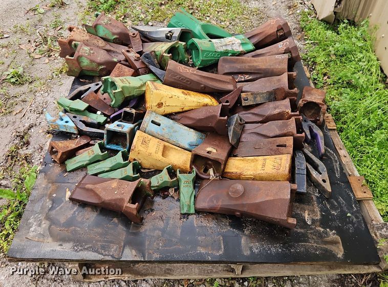 image for item EJ0005 Approximately 45 excavator bucket teeth