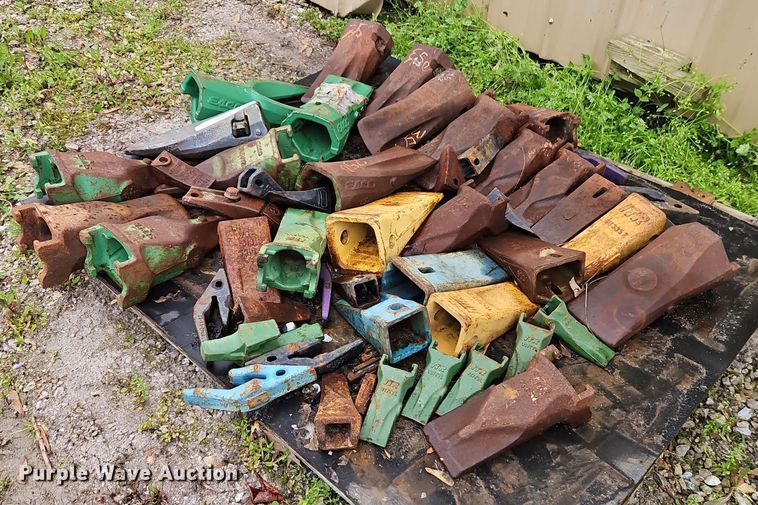 image for item EJ0005 Approximately 45 excavator bucket teeth