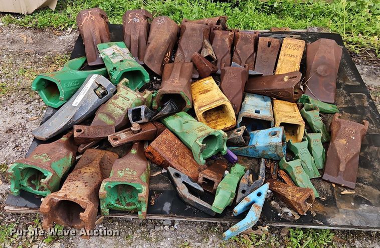 image for item EJ0005 Approximately 45 excavator bucket teeth