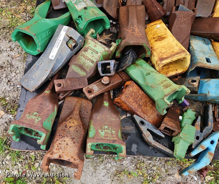 image for item EJ0005 Approximately 45 excavator bucket teeth