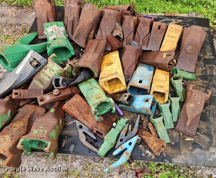 image for item EJ0005 Approximately 45 excavator bucket teeth