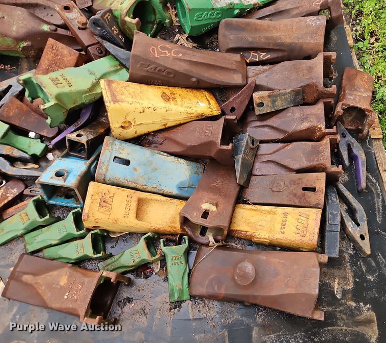 image for item EJ0005 Approximately 45 excavator bucket teeth