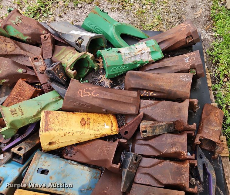 image for item EJ0005 Approximately 45 excavator bucket teeth