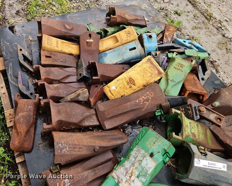 image for item EJ0005 Approximately 45 excavator bucket teeth