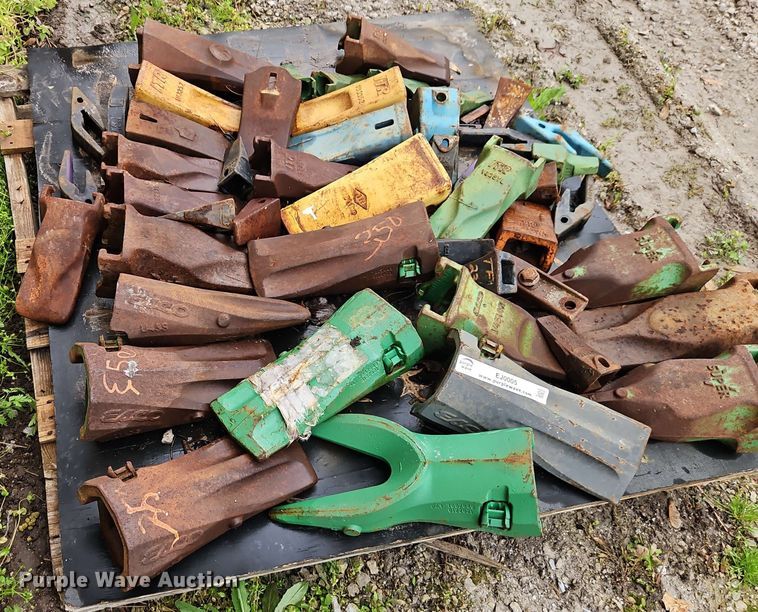 image for item EJ0005 Approximately 45 excavator bucket teeth