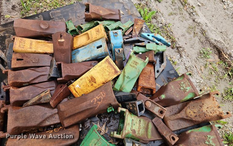 image for item EJ0005 Approximately 45 excavator bucket teeth
