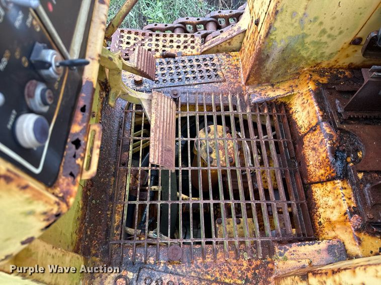 image for item EJ3693 1987 Caterpillar D4H dozer