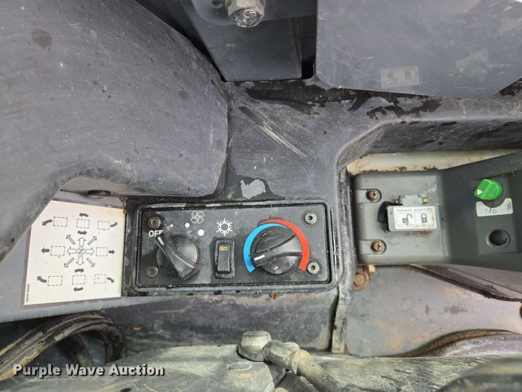 image for item EJ7535 2017 Takeuchi TL8 tracked skid steer loader