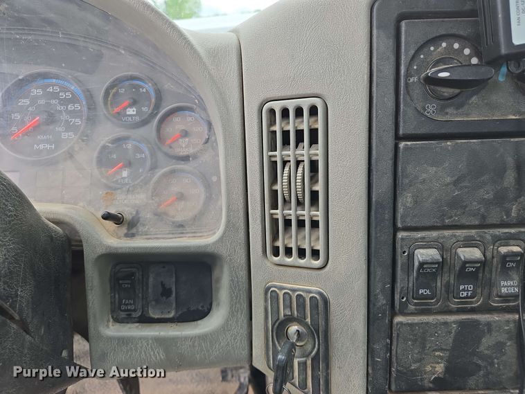 image for item EJ7550 2011 International 7500 water truck