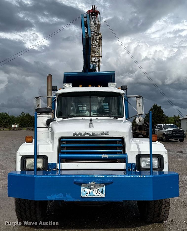 image for item EJ8766 2004 Mack RD690SX winch truck