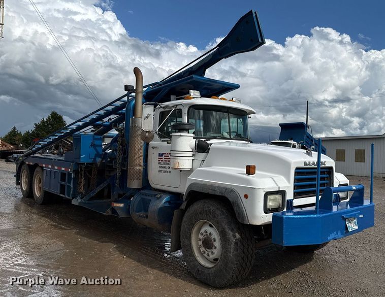 image for item EJ8766 2004 Mack RD690SX winch truck