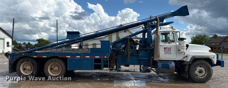 image for item EJ8766 2004 Mack RD690SX winch truck