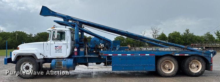 image for item EJ8766 2004 Mack RD690SX winch truck