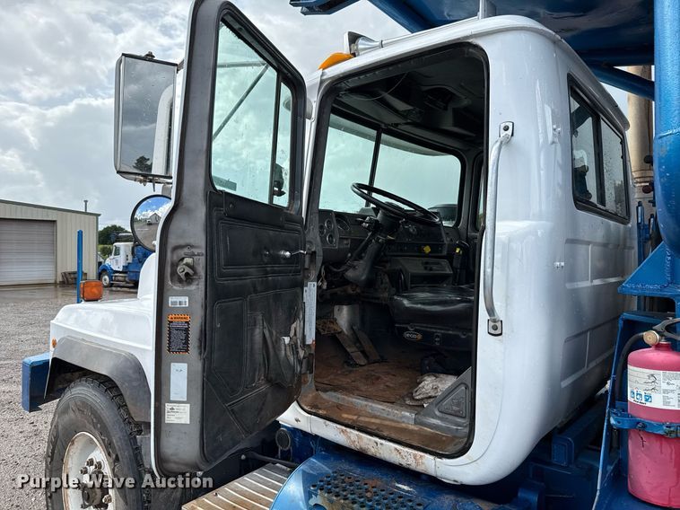 image for item EJ8766 2004 Mack RD690SX winch truck