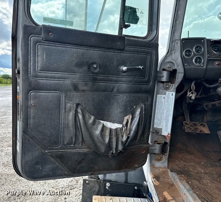 image for item EJ8766 2004 Mack RD690SX winch truck