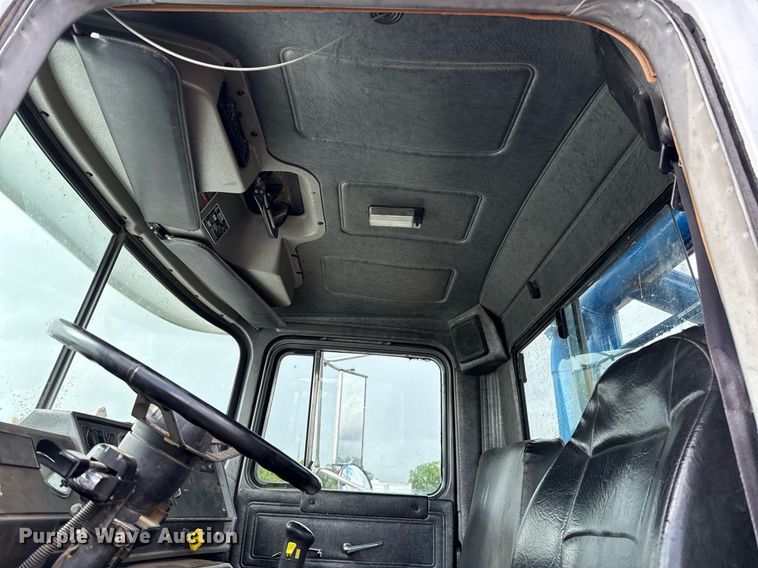 image for item EJ8766 2004 Mack RD690SX winch truck