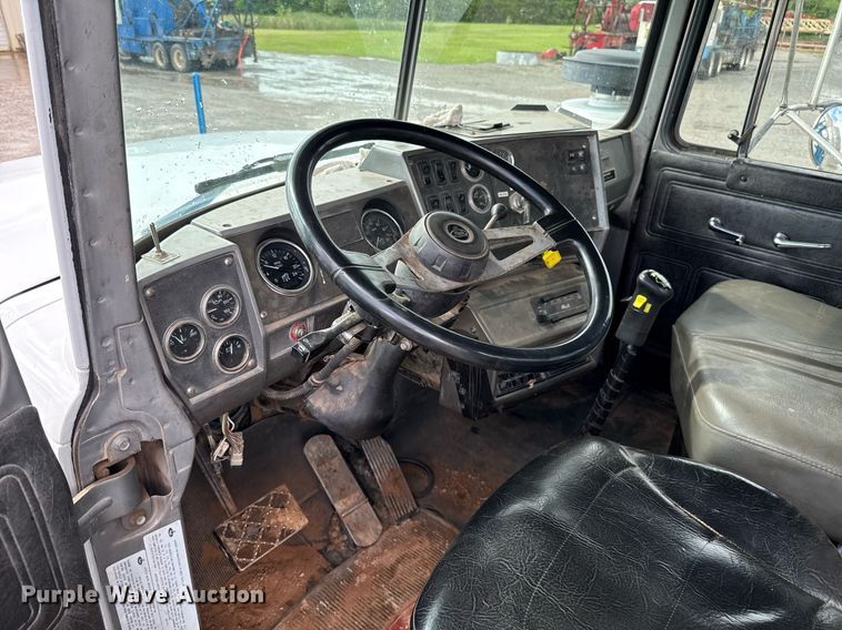 image for item EJ8766 2004 Mack RD690SX winch truck