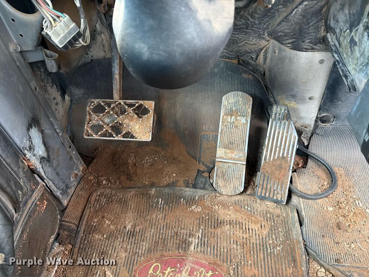 image for item EJ8766 2004 Mack RD690SX winch truck