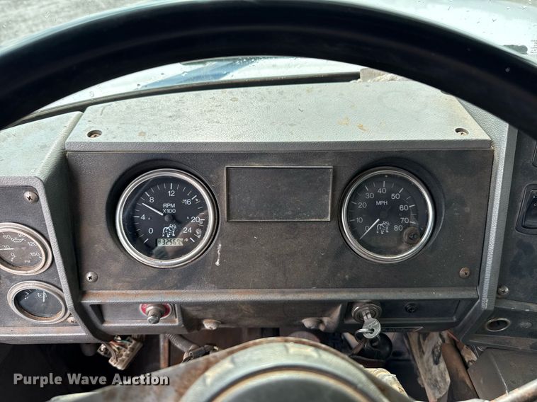 image for item EJ8766 2004 Mack RD690SX winch truck