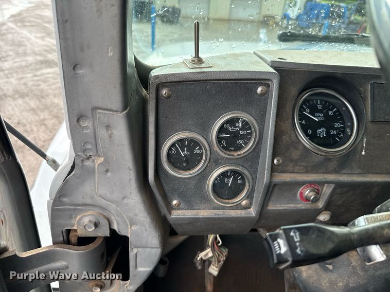 image for item EJ8766 2004 Mack RD690SX winch truck