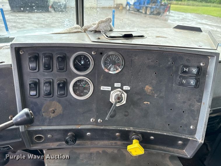 image for item EJ8766 2004 Mack RD690SX winch truck