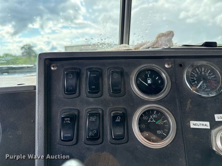 image for item EJ8766 2004 Mack RD690SX winch truck