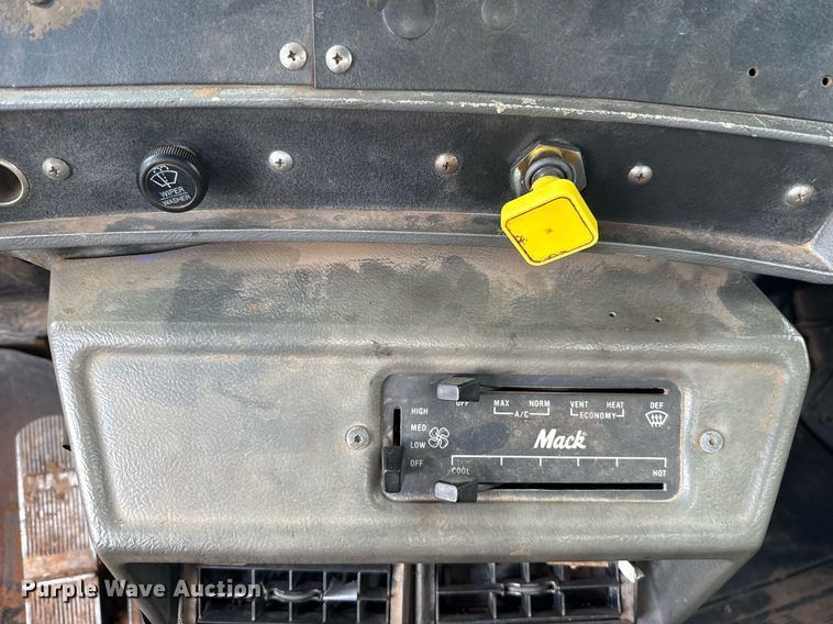 image for item EJ8766 2004 Mack RD690SX winch truck