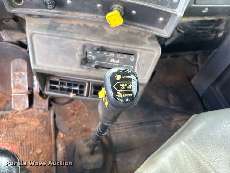 image for item EJ8766 2004 Mack RD690SX winch truck