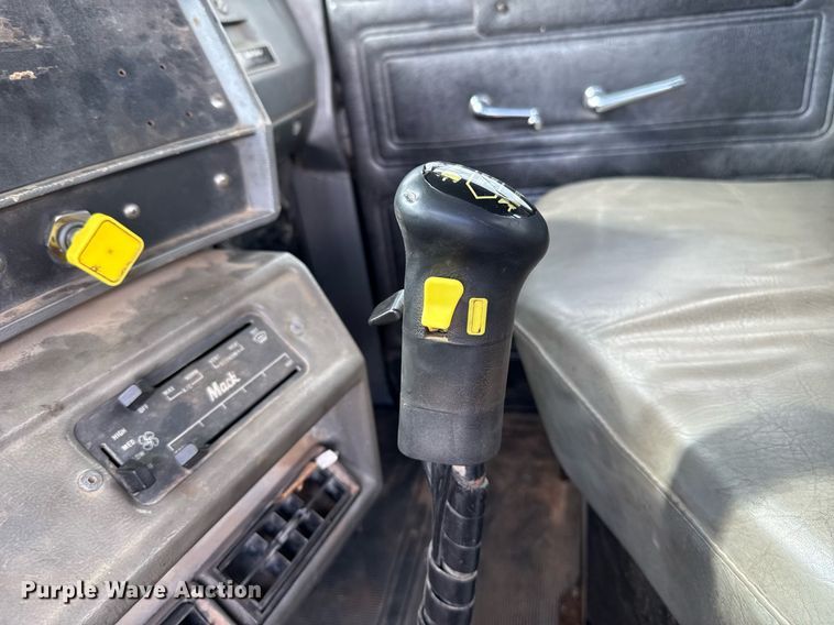 image for item EJ8766 2004 Mack RD690SX winch truck