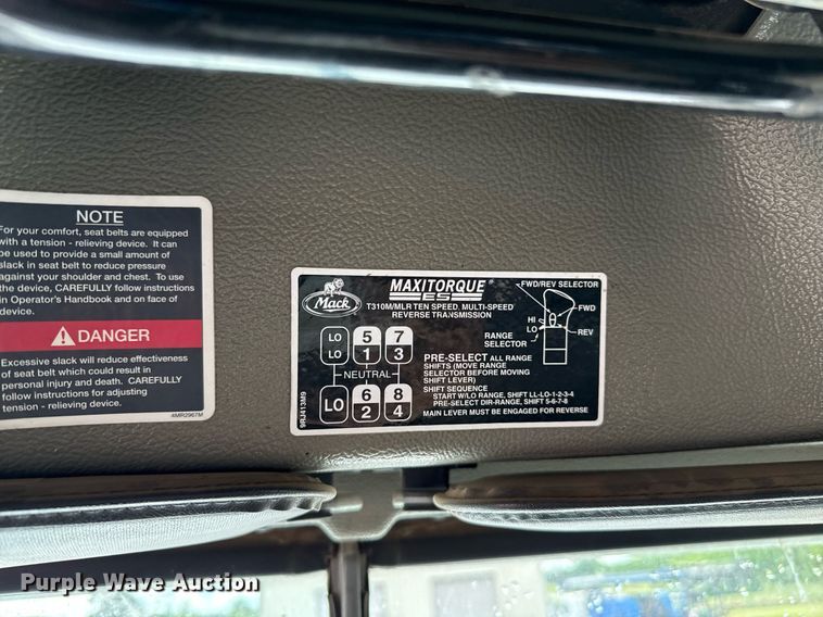 image for item EJ8766 2004 Mack RD690SX winch truck