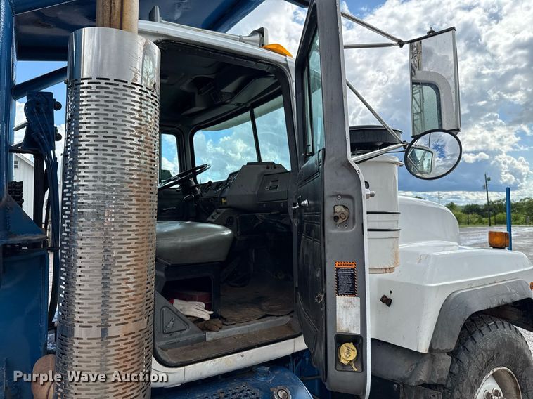 image for item EJ8766 2004 Mack RD690SX winch truck