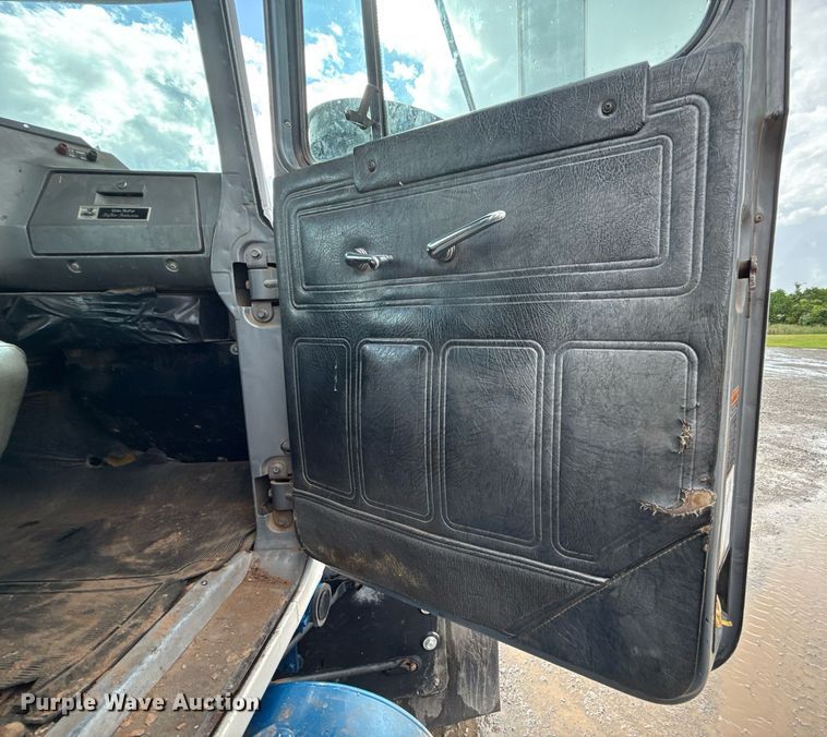 image for item EJ8766 2004 Mack RD690SX winch truck