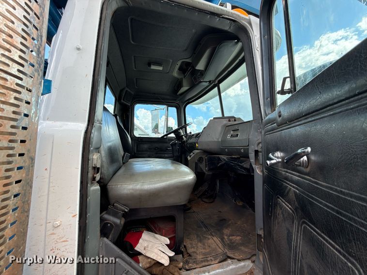 image for item EJ8766 2004 Mack RD690SX winch truck