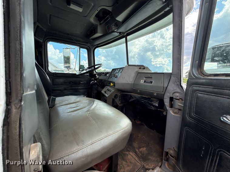 image for item EJ8766 2004 Mack RD690SX winch truck