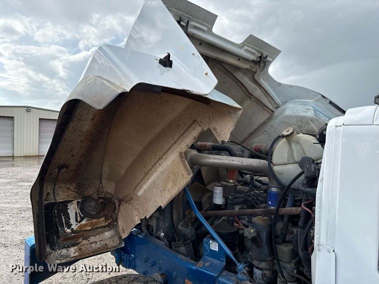 image for item EJ8766 2004 Mack RD690SX winch truck