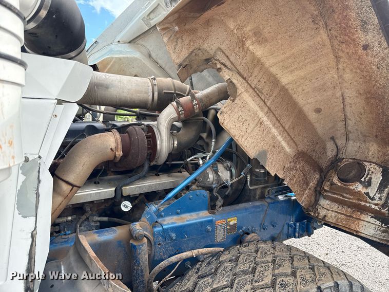 image for item EJ8766 2004 Mack RD690SX winch truck