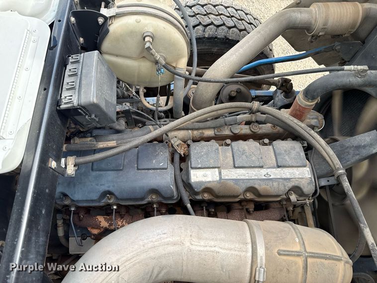 image for item EJ8766 2004 Mack RD690SX winch truck