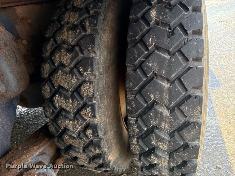 image for item EJ8766 2004 Mack RD690SX winch truck