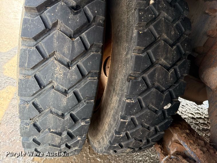 image for item EJ8766 2004 Mack RD690SX winch truck