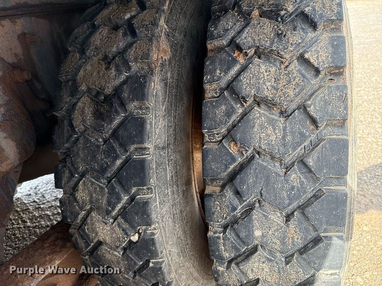 image for item EJ8766 2004 Mack RD690SX winch truck