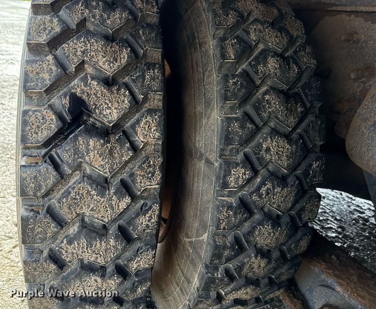 image for item EJ8766 2004 Mack RD690SX winch truck