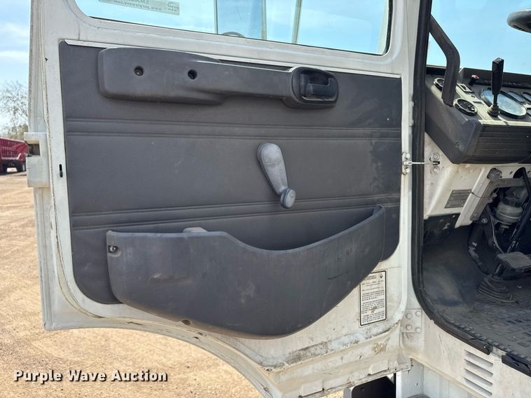 image for item EM3825 1998 Mack MS200 box truck