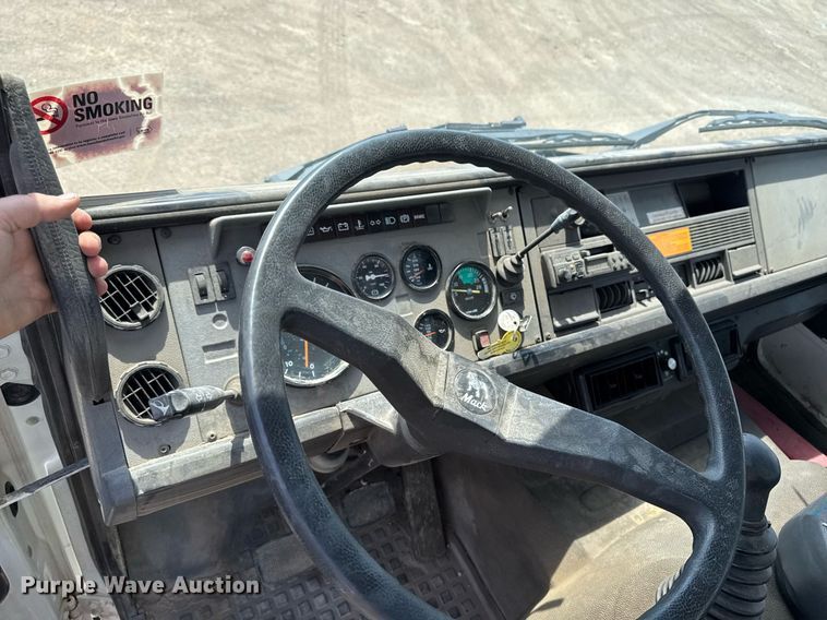 image for item EM3825 1998 Mack MS200 box truck