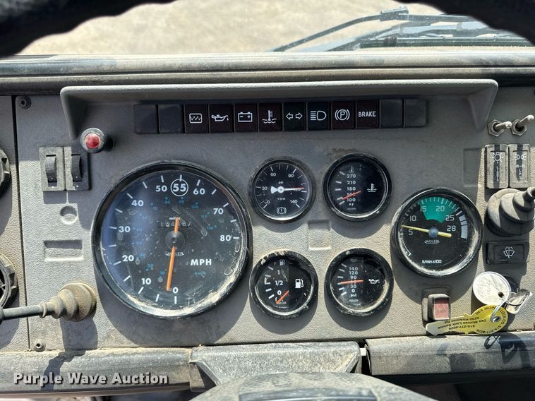 image for item EM3825 1998 Mack MS200 box truck